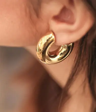 boucles-doreilles-chantal-acier-dore-portees_380x443_crop_center.webp
